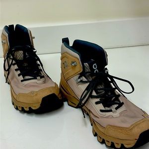 Brand new OC hiking sneakers/boots. Never worn, goes with everything! 🥾🚶Sz 10